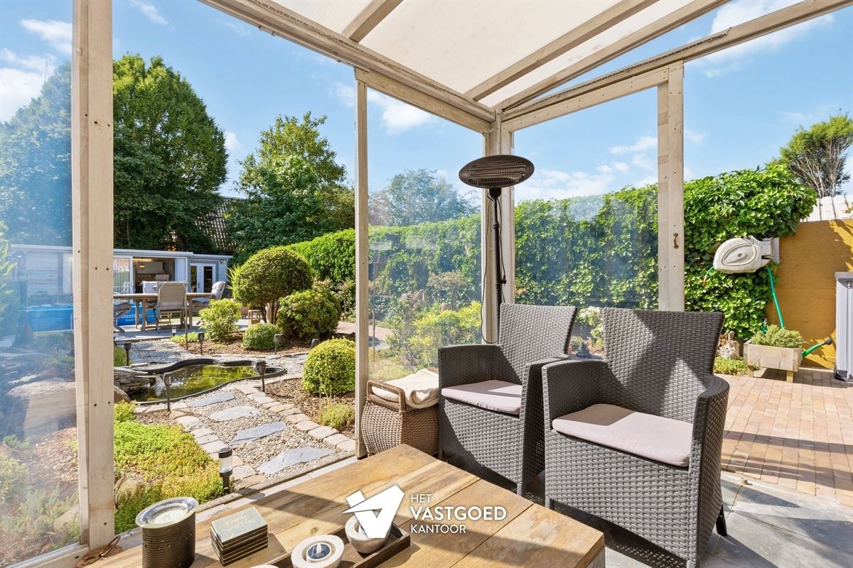 INSTAPKLAAR GELIJKVLOERS APPARTEMENT MET TERRAS, TUIN EN GARAGE
