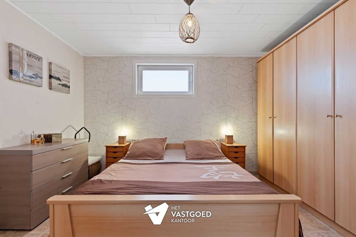 INSTAPKLAAR GELIJKVLOERS APPARTEMENT MET TERRAS, TUIN EN GARAGE