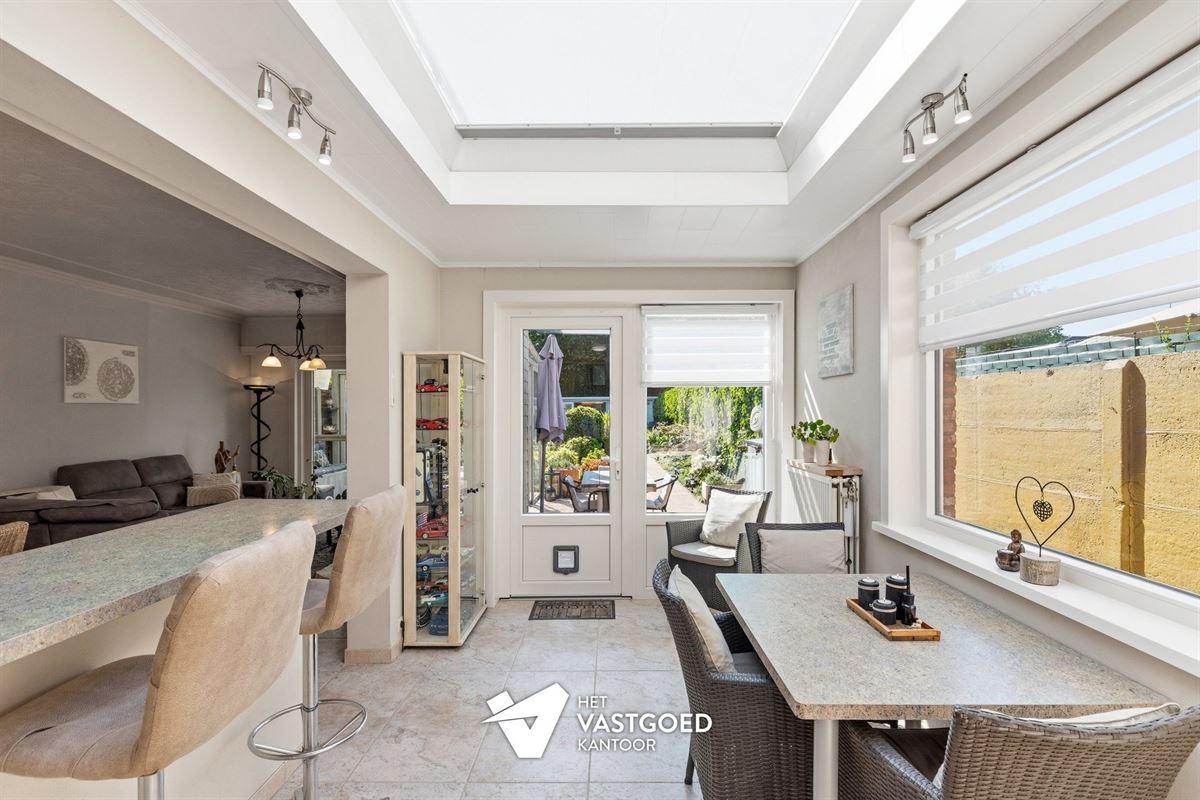 INSTAPKLAAR GELIJKVLOERS APPARTEMENT MET TERRAS, TUIN EN GARAGE