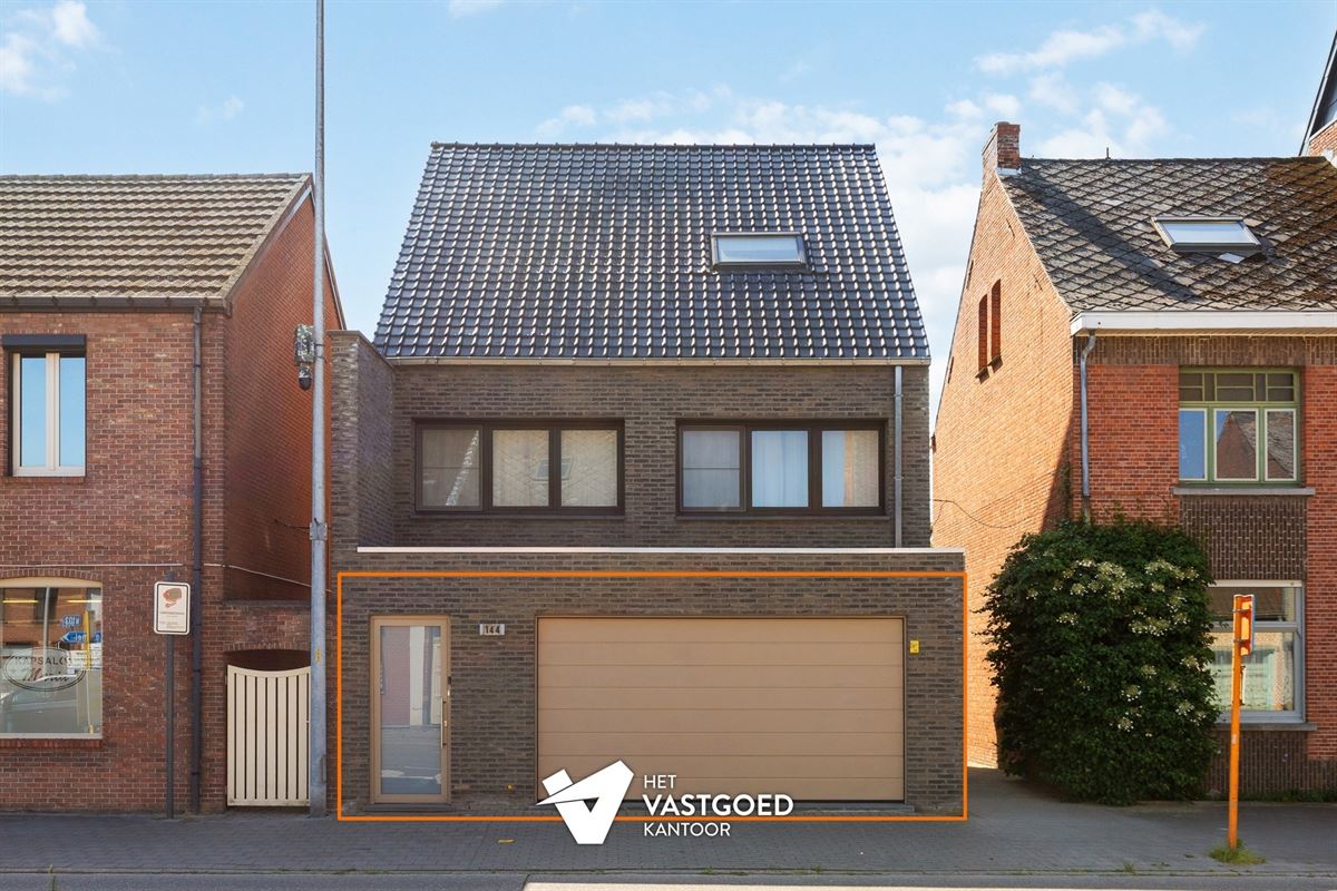 INSTAPKLAAR GELIJKVLOERS APPARTEMENT MET TERRAS, TUIN EN GARAGE