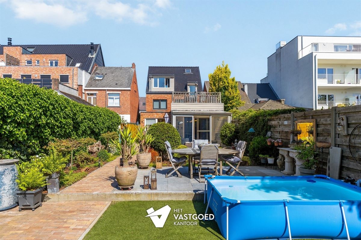 INSTAPKLAAR GELIJKVLOERS APPARTEMENT MET TERRAS, TUIN EN GARAGE