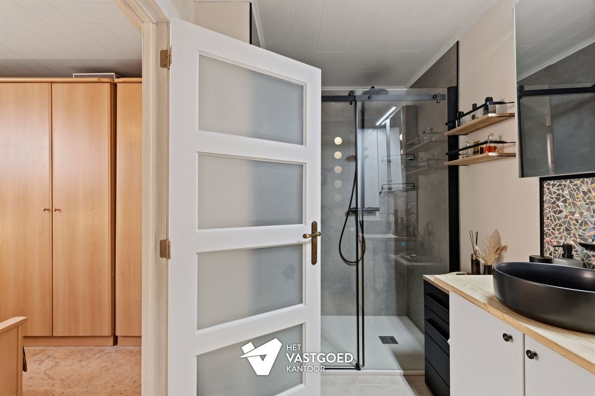 INSTAPKLAAR GELIJKVLOERS APPARTEMENT MET TERRAS, TUIN EN GARAGE