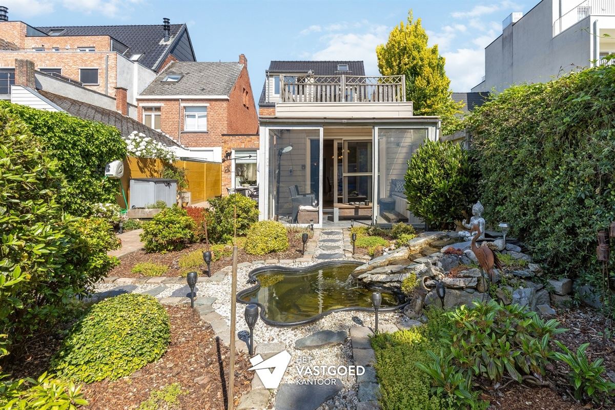 INSTAPKLAAR GELIJKVLOERS APPARTEMENT MET TERRAS, TUIN EN GARAGE