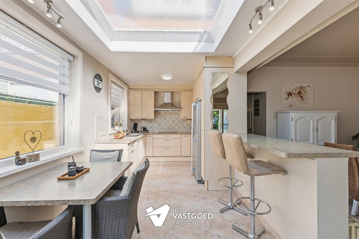 INSTAPKLAAR GELIJKVLOERS APPARTEMENT MET TERRAS, TUIN EN GARAGE
