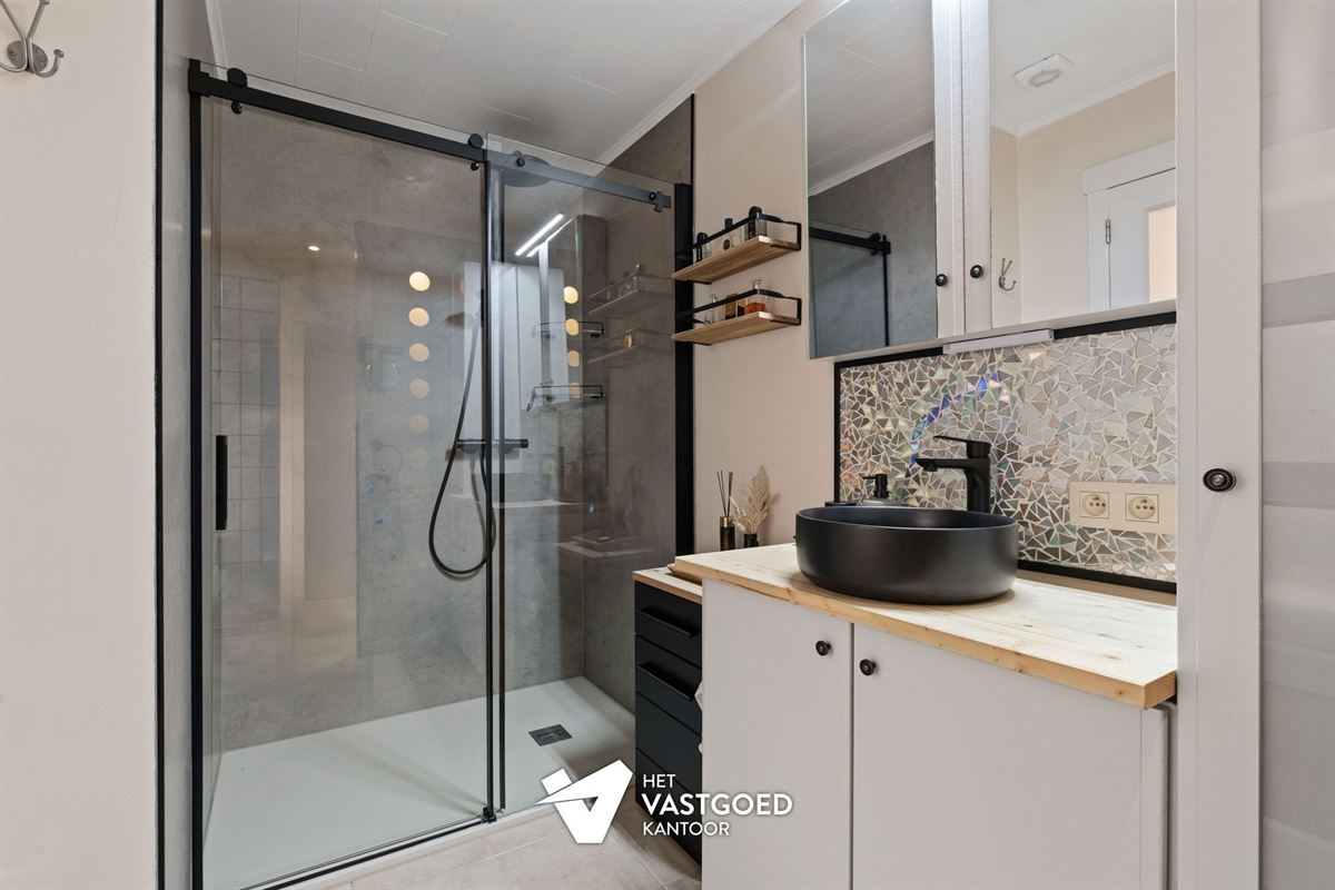 INSTAPKLAAR GELIJKVLOERS APPARTEMENT MET TERRAS, TUIN EN GARAGE