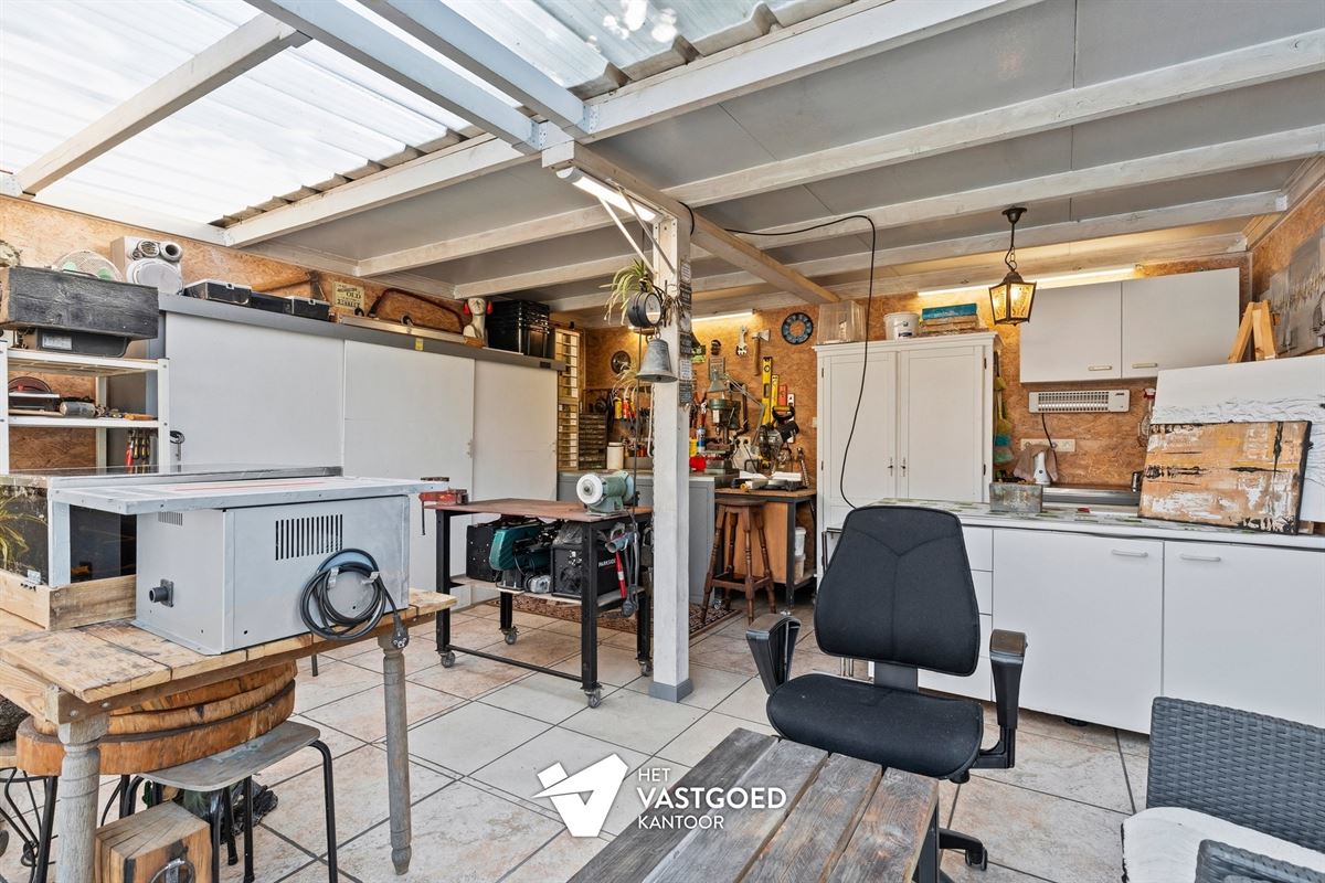 INSTAPKLAAR GELIJKVLOERS APPARTEMENT MET TERRAS, TUIN EN GARAGE