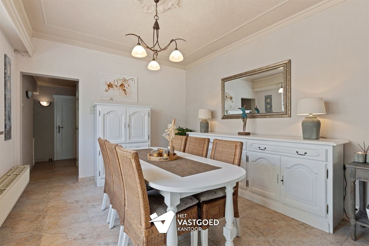 INSTAPKLAAR GELIJKVLOERS APPARTEMENT MET TERRAS, TUIN EN GARAGE