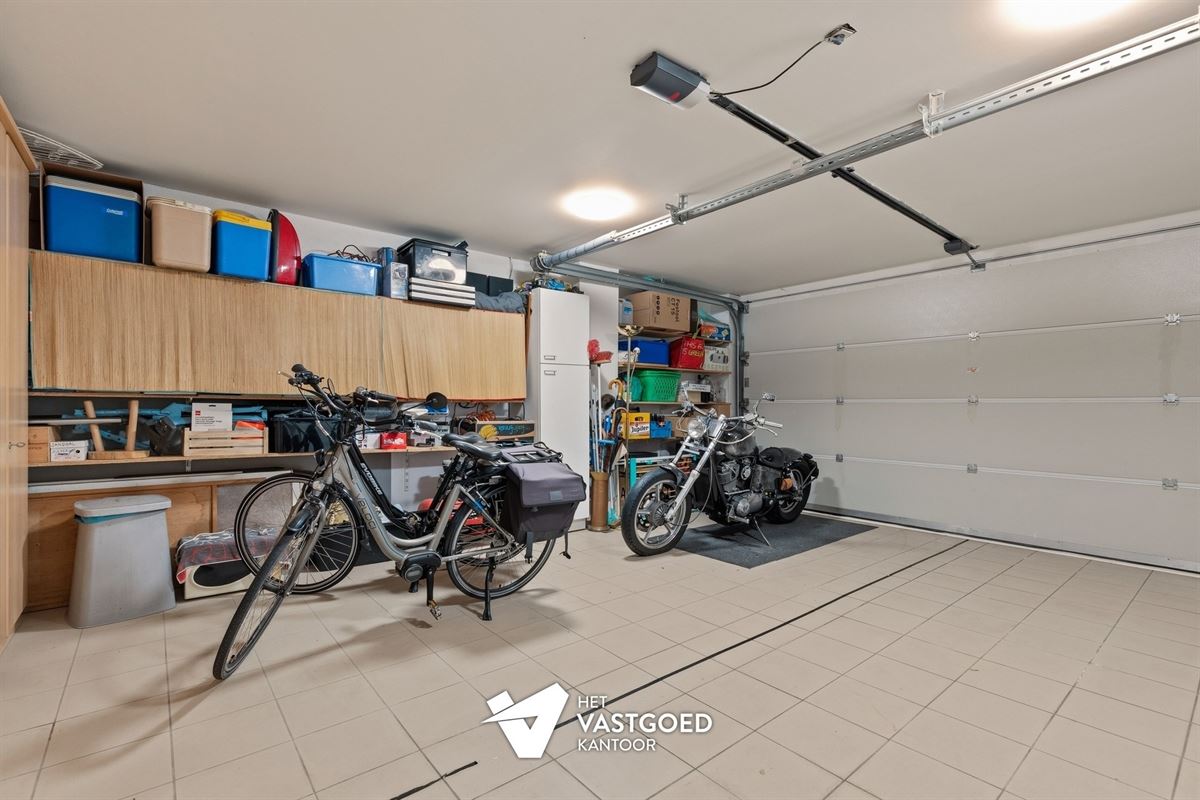 INSTAPKLAAR GELIJKVLOERS APPARTEMENT MET TERRAS, TUIN EN GARAGE