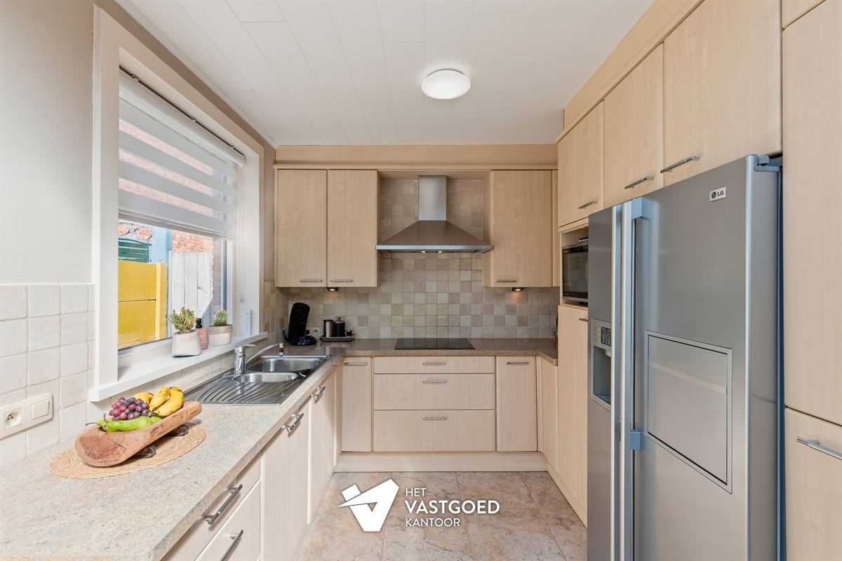 INSTAPKLAAR GELIJKVLOERS APPARTEMENT MET TERRAS, TUIN EN GARAGE