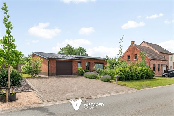 INSTAPKLARE, GELIIJKVLOERSE WONING OP TOP-LIGGING TEGEN NATUURGEBIED IN DOODLOPENDE STRAAT