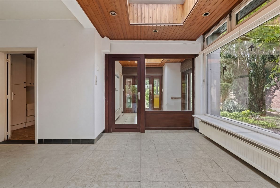 ZEER RUIME, DEELS GERENOVEERDE WONING MET RUIME, ZUIDGERICHTE TUIN