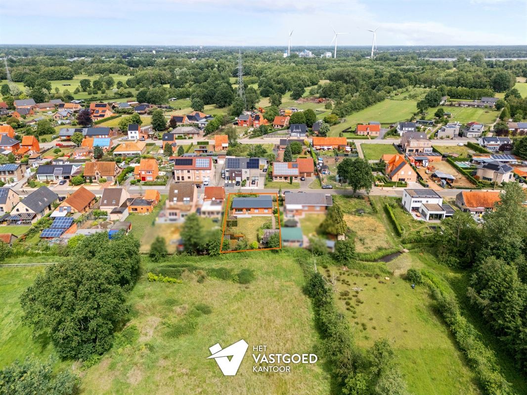 INSTAPKLARE, GELIIJKVLOERSE WONING OP TOP-LIGGING TEGEN NATUURGEBIED IN DOODLOPENDE STRAAT
