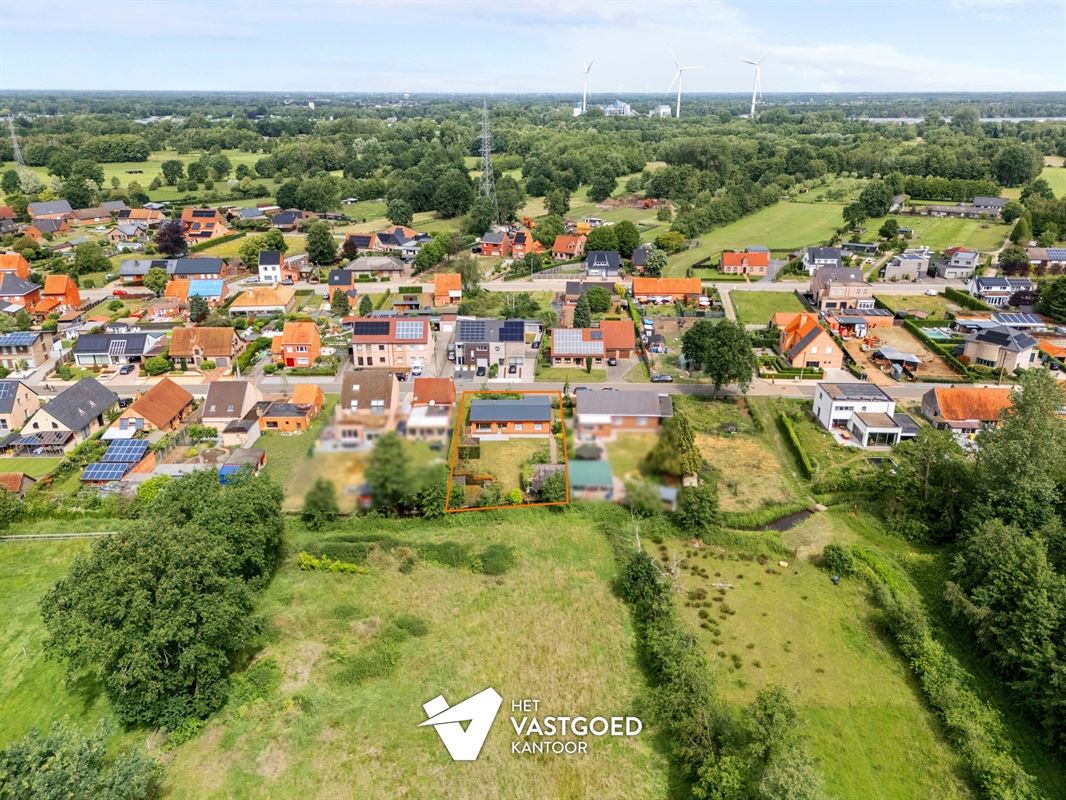 INSTAPKLARE, GELIIJKVLOERSE WONING OP TOP-LIGGING TEGEN NATUURGEBIED IN DOODLOPENDE STRAAT