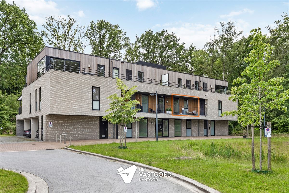 GEZELLIG APPARTEMENT MET 2 SLAAPKAMERS, RUIM TERRAS EN OVERDEKTE AUTOSTAANPLAATS TE BERINGEN