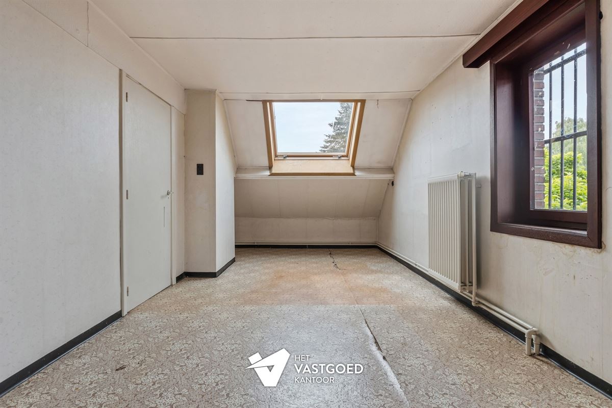 ZEER RUIME, DEELS GERENOVEERDE WONING MET RUIME, ZUIDGERICHTE TUIN