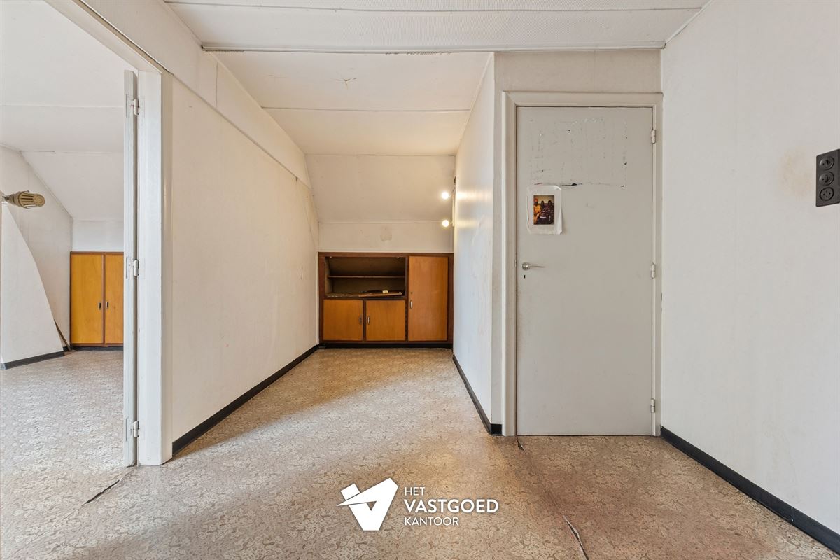 ZEER RUIME, DEELS GERENOVEERDE WONING MET RUIME, ZUIDGERICHTE TUIN