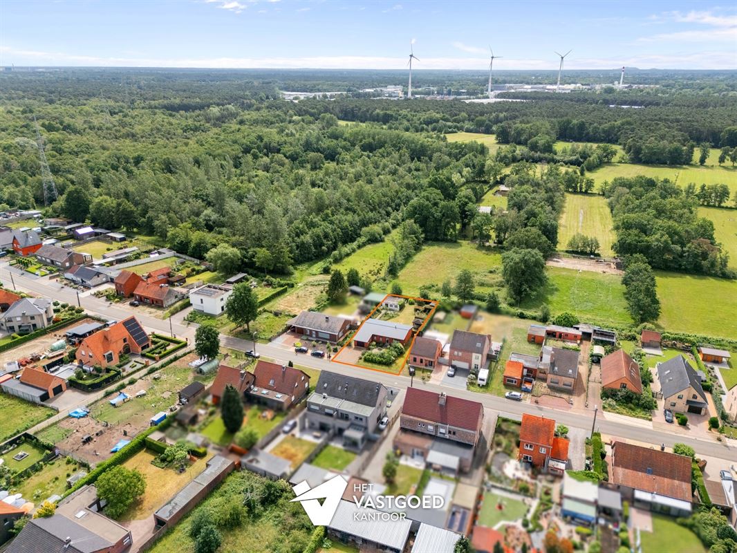 INSTAPKLARE, GELIIJKVLOERSE WONING OP TOP-LIGGING TEGEN NATUURGEBIED IN DOODLOPENDE STRAAT
