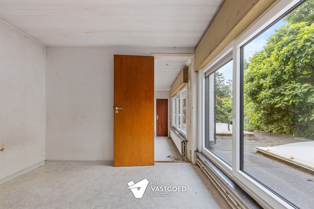 ZEER RUIME, DEELS GERENOVEERDE WONING MET RUIME, ZUIDGERICHTE TUIN