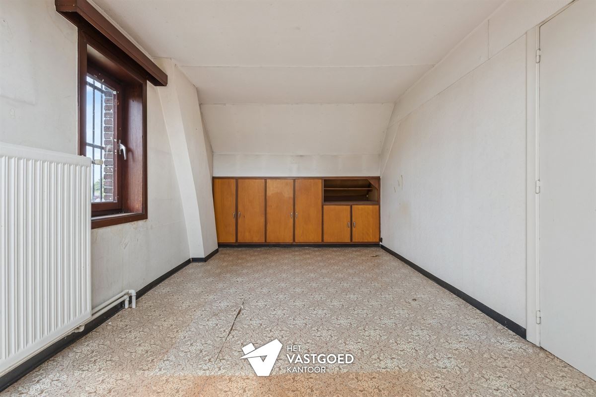 ZEER RUIME, DEELS GERENOVEERDE WONING MET RUIME, ZUIDGERICHTE TUIN
