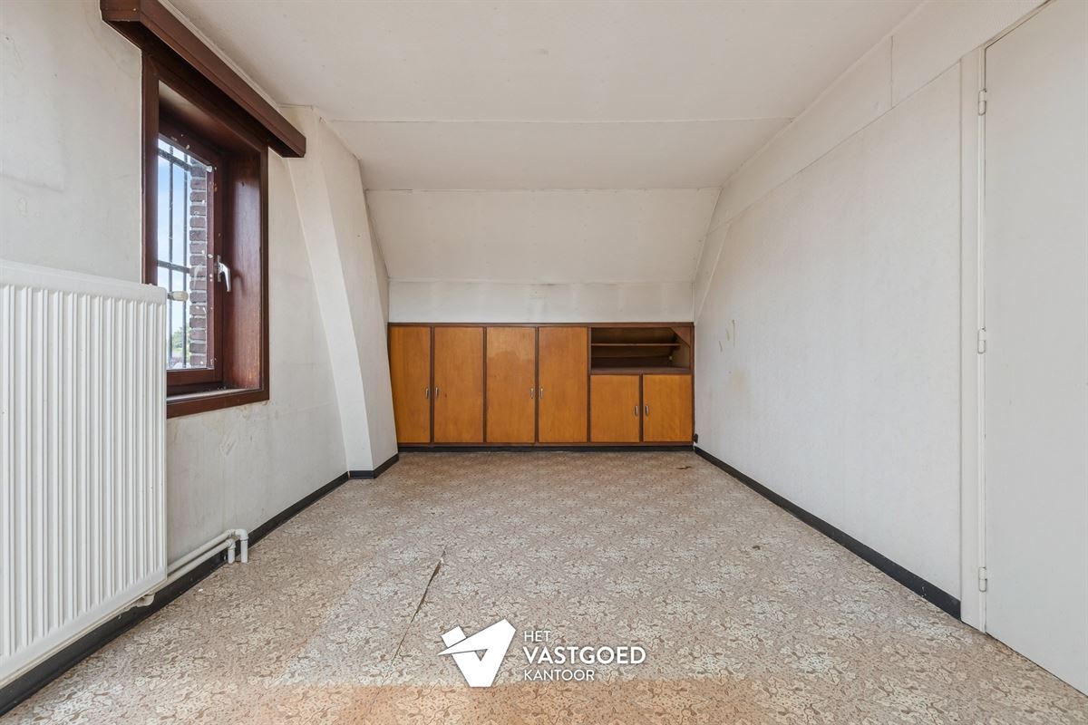 ZEER RUIME, DEELS GERENOVEERDE WONING MET RUIME, ZUIDGERICHTE TUIN