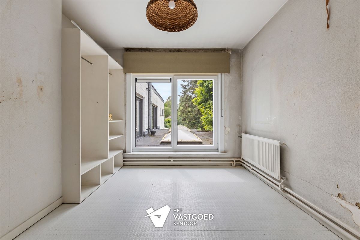 ZEER RUIME, DEELS GERENOVEERDE WONING MET RUIME, ZUIDGERICHTE TUIN
