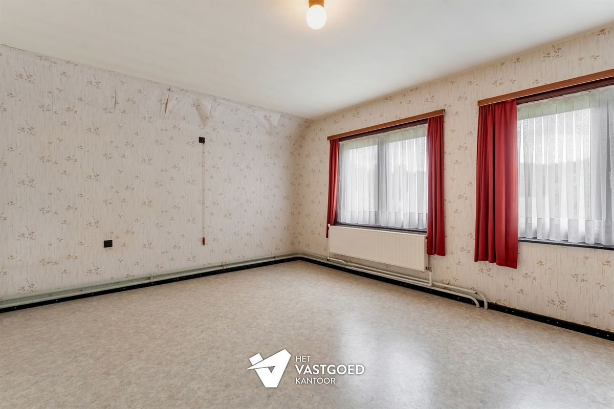 OP TE FRISSEN KARAKTERVOLLE WONING UITERST RUSTIG GELEGEN TEN MIDDEN VAN HET GROEN OP EEN PERCEEL VAN 20A16CA TE OOSTHAM