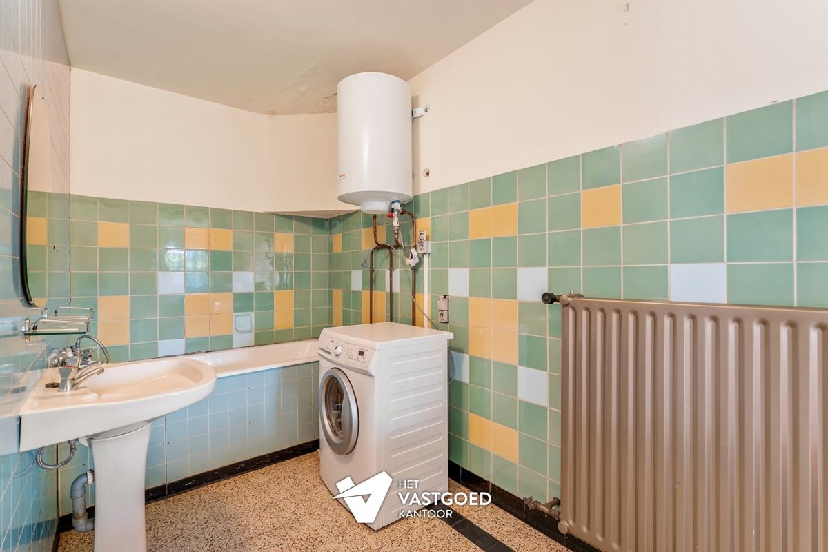 OP TE FRISSEN KARAKTERVOLLE WONING UITERST RUSTIG GELEGEN TEN MIDDEN VAN HET GROEN OP EEN PERCEEL VAN 20A16CA TE OOSTHAM