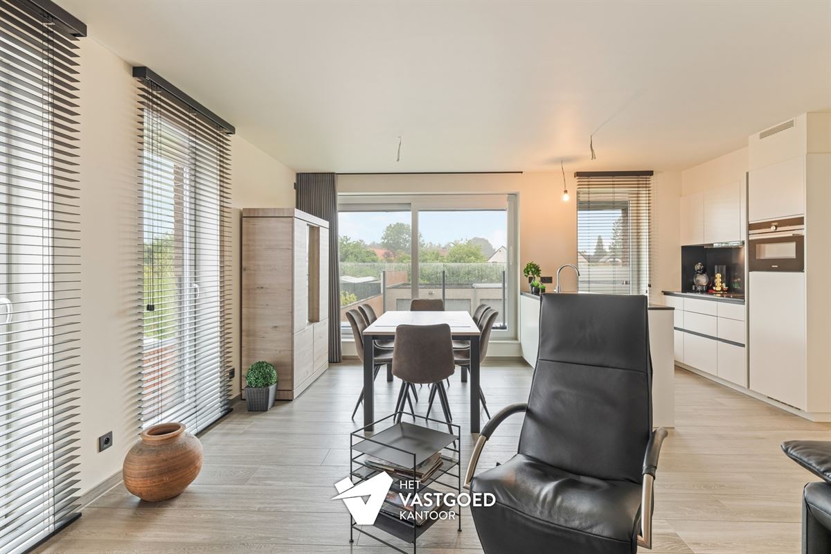 RECENT APPARTEMENT (87M²) MET 2 SLAAPKAMERS, TERRAS, GARAGE MET APARTE BERGING EN CARPORT TE HULSHOUT