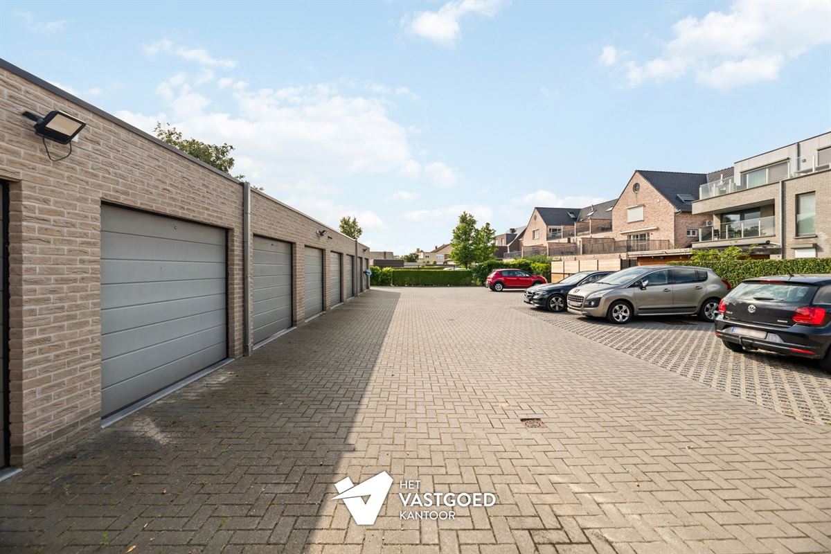 RECENT APPARTEMENT (87M²) MET 2 SLAAPKAMERS, TERRAS, GARAGE MET APARTE BERGING EN CARPORT TE HULSHOUT