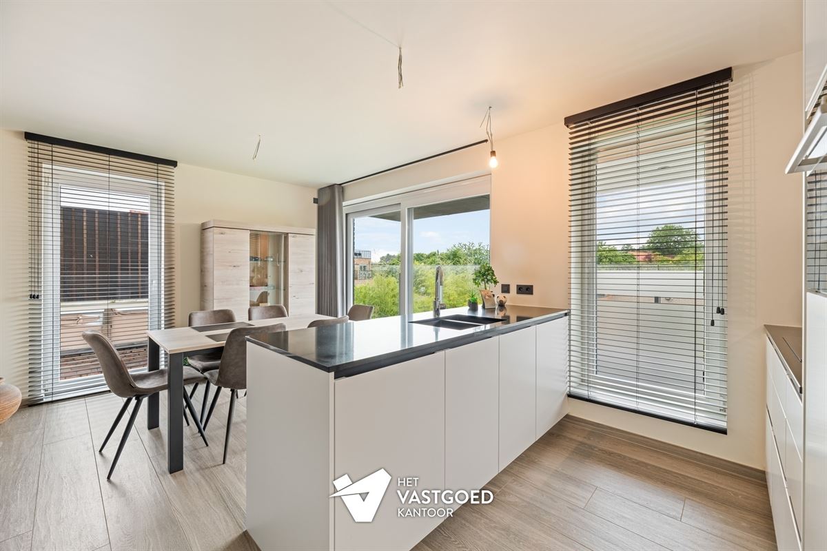 RECENT APPARTEMENT (87M²) MET 2 SLAAPKAMERS, TERRAS, GARAGE MET APARTE BERGING EN CARPORT TE HULSHOUT