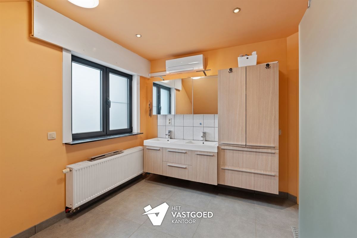 RUIME WONING MET 3 SLAAPKAMERS UITERST RUSTIG GELEGEN OP EEN PERCEEL VAN 10 ARE TE PAAL