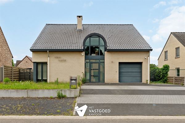 RUIME WONING MET 3 SLAAPKAMERS UITERST RUSTIG GELEGEN OP EEN PERCEEL VAN 10 ARE TE PAAL