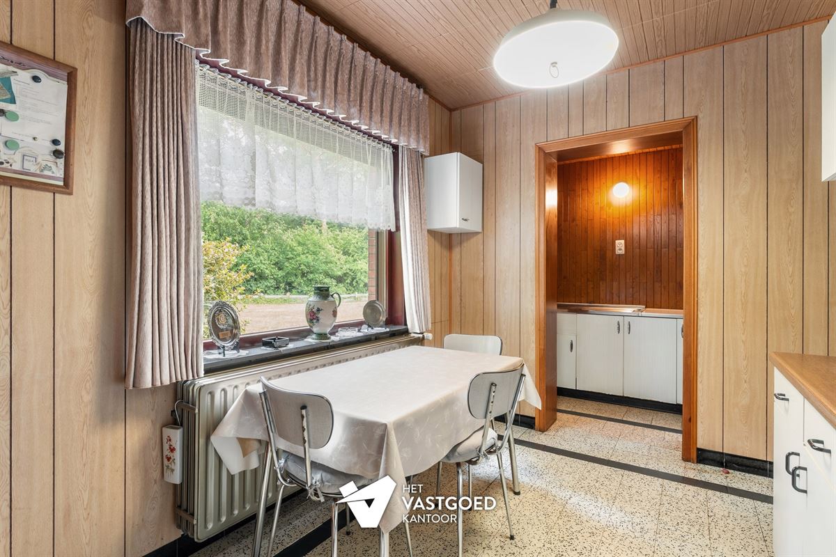 OP TE FRISSEN KARAKTERVOLLE WONING UITERST RUSTIG GELEGEN TEN MIDDEN VAN HET GROEN OP EEN PERCEEL VAN 20A16CA TE OOSTHAM