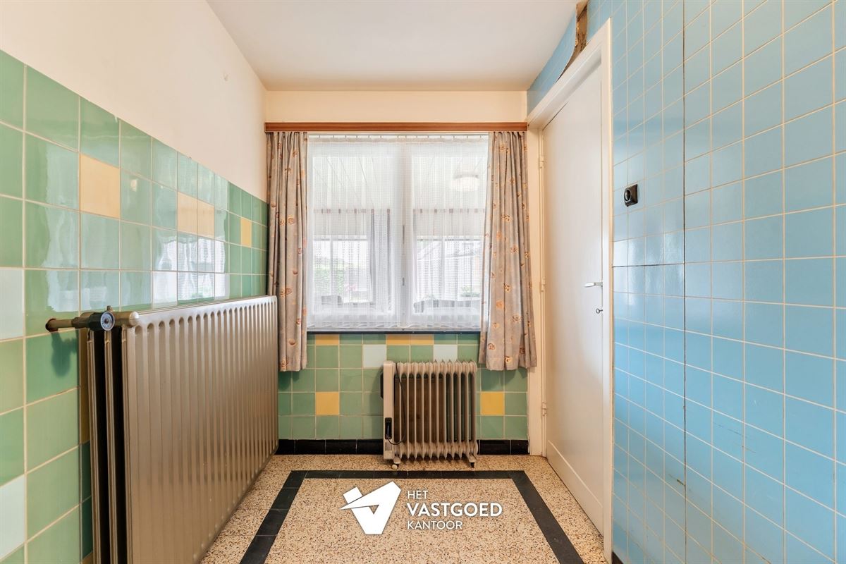 OP TE FRISSEN KARAKTERVOLLE WONING UITERST RUSTIG GELEGEN TEN MIDDEN VAN HET GROEN OP EEN PERCEEL VAN 20A16CA TE OOSTHAM