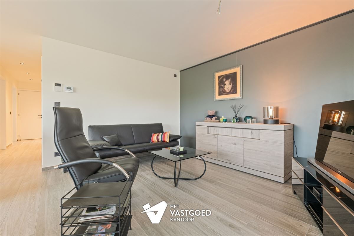 RECENT APPARTEMENT (87M²) MET 2 SLAAPKAMERS, TERRAS, GARAGE MET APARTE BERGING EN CARPORT TE HULSHOUT