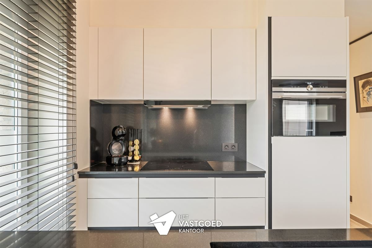 RECENT APPARTEMENT (87M²) MET 2 SLAAPKAMERS, TERRAS, GARAGE MET APARTE BERGING EN CARPORT TE HULSHOUT