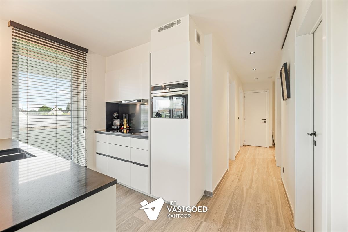 RECENT APPARTEMENT (87M²) MET 2 SLAAPKAMERS, TERRAS, GARAGE MET APARTE BERGING EN CARPORT TE HULSHOUT