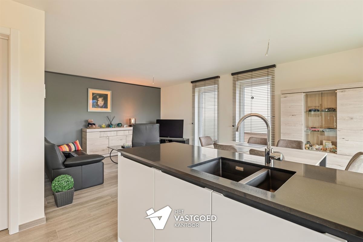 RECENT APPARTEMENT (87M²) MET 2 SLAAPKAMERS, TERRAS, GARAGE MET APARTE BERGING EN CARPORT TE HULSHOUT