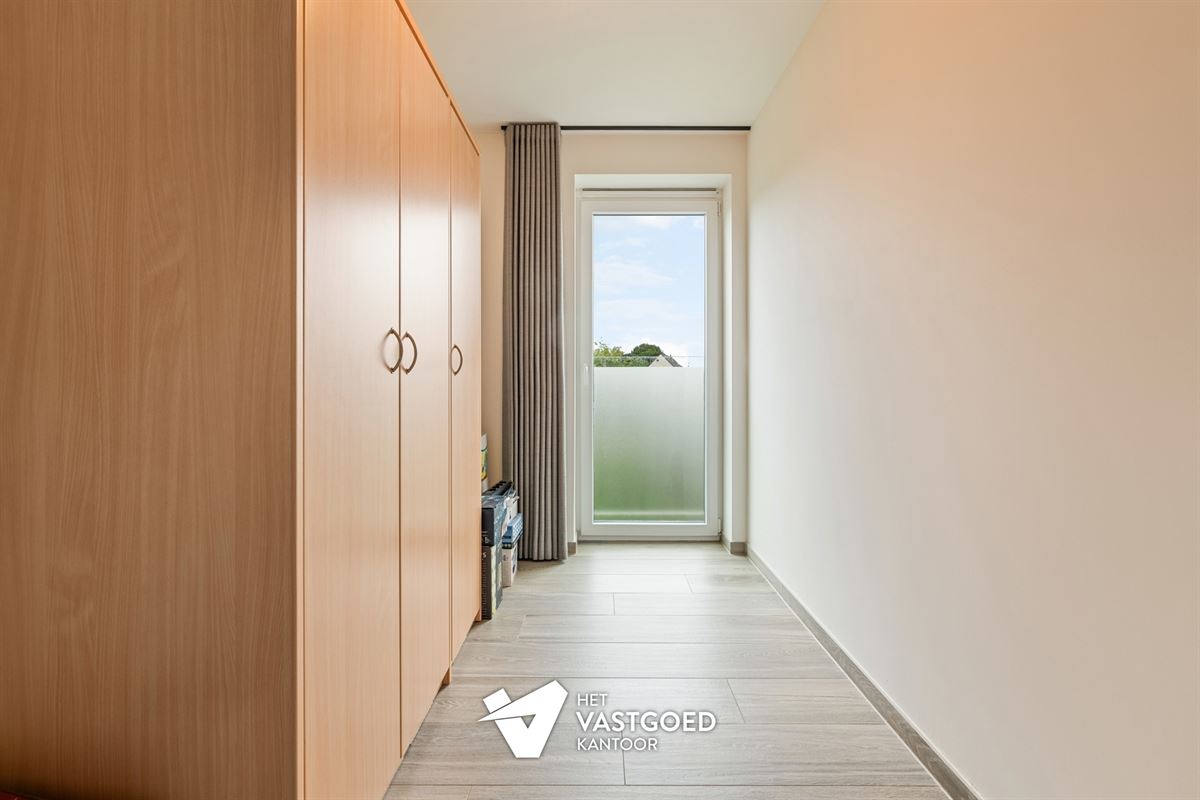 RECENT APPARTEMENT (87M²) MET 2 SLAAPKAMERS, TERRAS, GARAGE MET APARTE BERGING EN CARPORT TE HULSHOUT