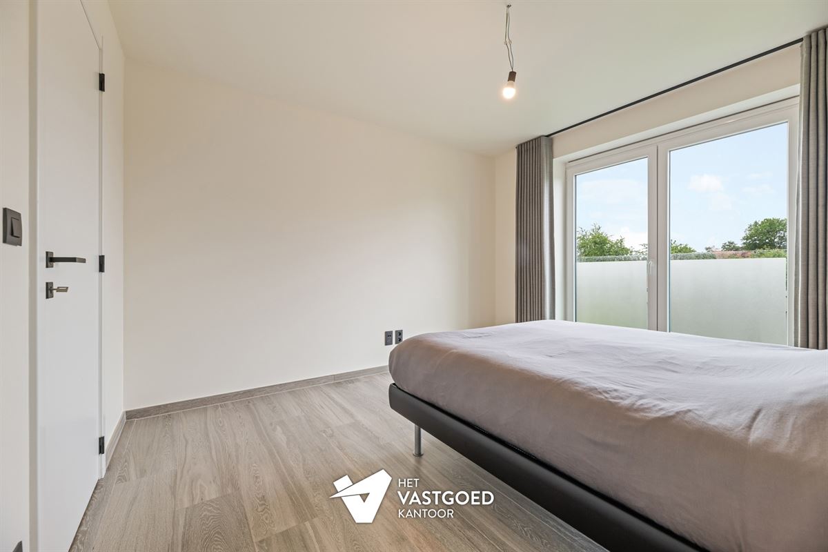 RECENT APPARTEMENT (87M²) MET 2 SLAAPKAMERS, TERRAS, GARAGE MET APARTE BERGING EN CARPORT TE HULSHOUT