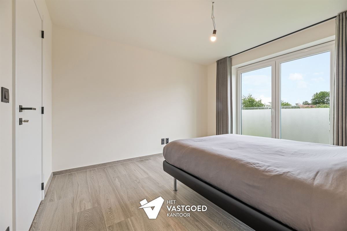 RECENT APPARTEMENT (87M²) MET 2 SLAAPKAMERS, TERRAS, GARAGE MET APARTE BERGING EN CARPORT TE HULSHOUT