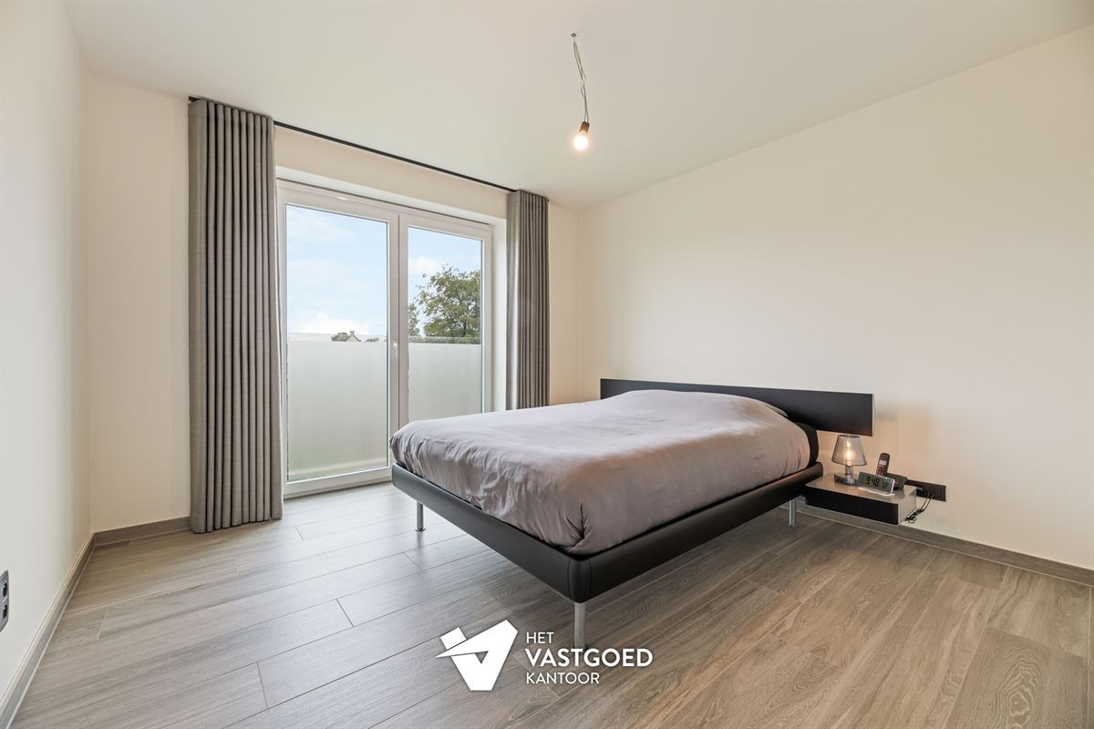 RECENT APPARTEMENT (87M²) MET 2 SLAAPKAMERS, TERRAS, GARAGE MET APARTE BERGING EN CARPORT TE HULSHOUT