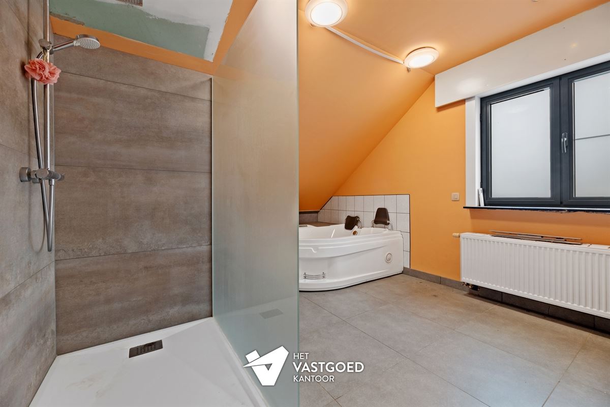 RUIME WONING MET 3 SLAAPKAMERS UITERST RUSTIG GELEGEN OP EEN PERCEEL VAN 10 ARE TE PAAL