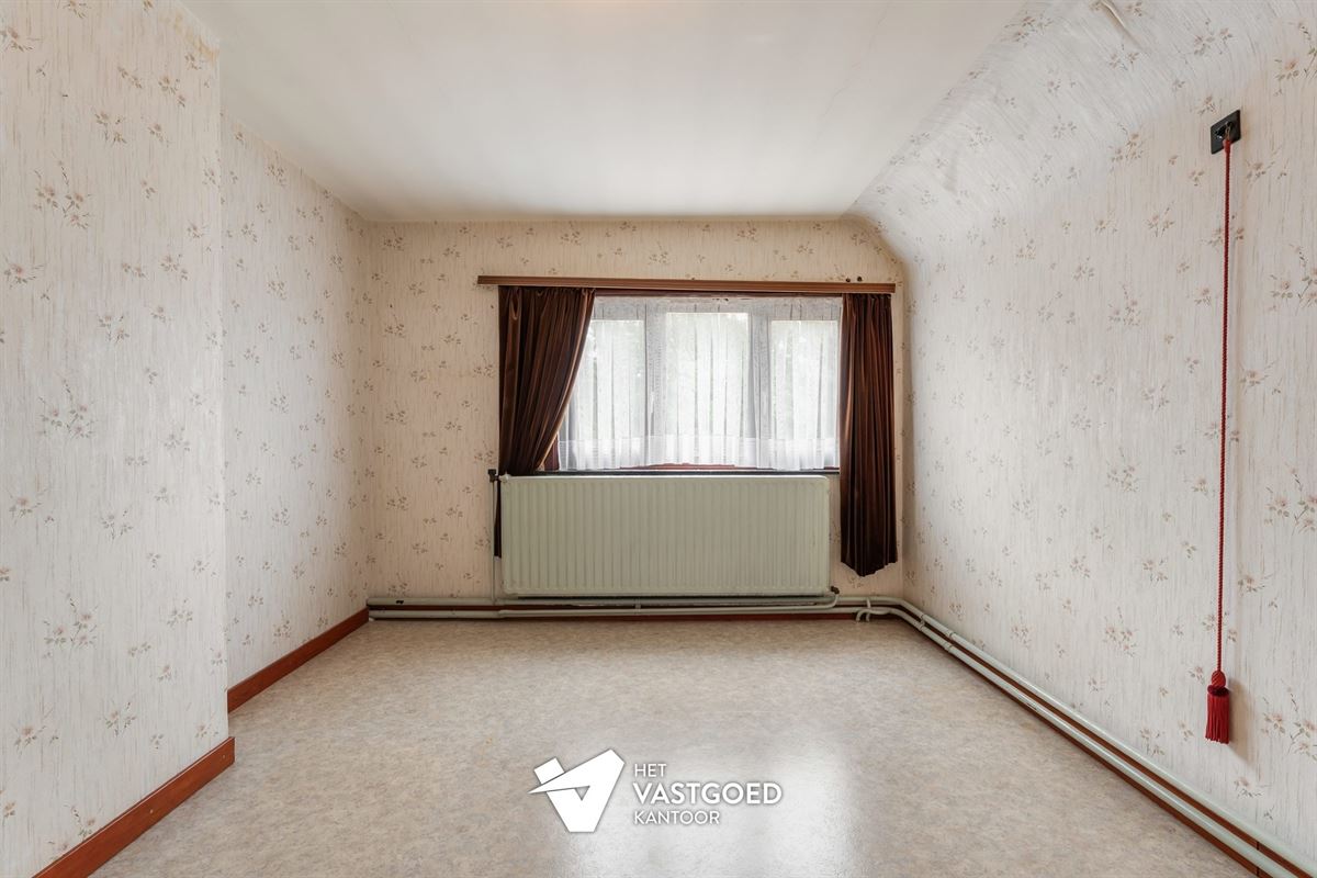 OP TE FRISSEN KARAKTERVOLLE WONING UITERST RUSTIG GELEGEN TEN MIDDEN VAN HET GROEN OP EEN PERCEEL VAN 20A16CA TE OOSTHAM
