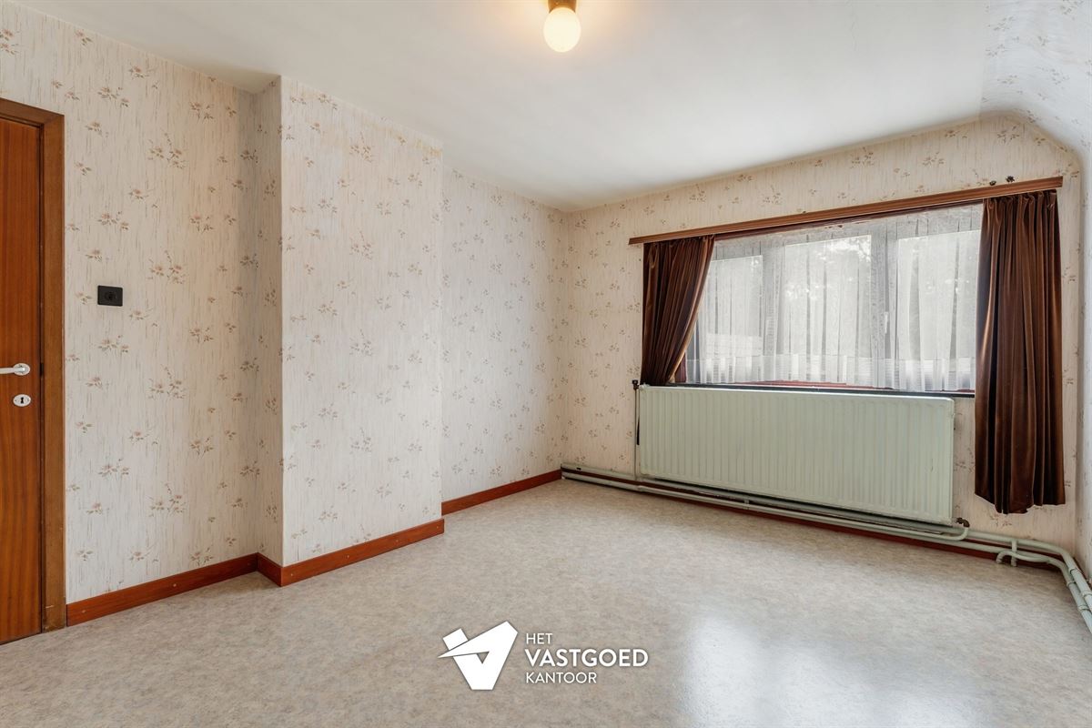 OP TE FRISSEN KARAKTERVOLLE WONING UITERST RUSTIG GELEGEN TEN MIDDEN VAN HET GROEN OP EEN PERCEEL VAN 20A16CA TE OOSTHAM