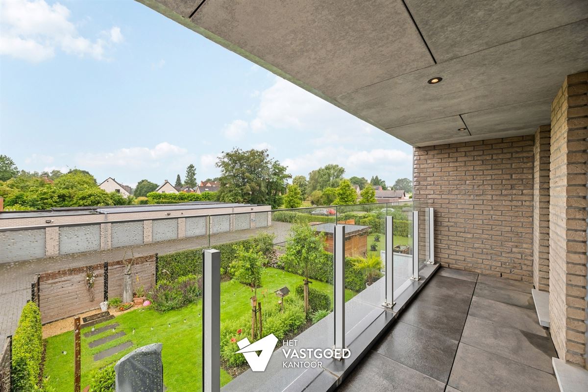RECENT APPARTEMENT (87M²) MET 2 SLAAPKAMERS, TERRAS, GARAGE MET APARTE BERGING EN CARPORT TE HULSHOUT