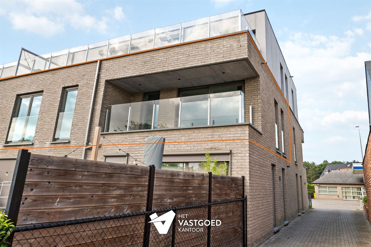 RECENT APPARTEMENT (87M²) MET 2 SLAAPKAMERS, TERRAS, GARAGE MET APARTE BERGING EN CARPORT TE HULSHOUT