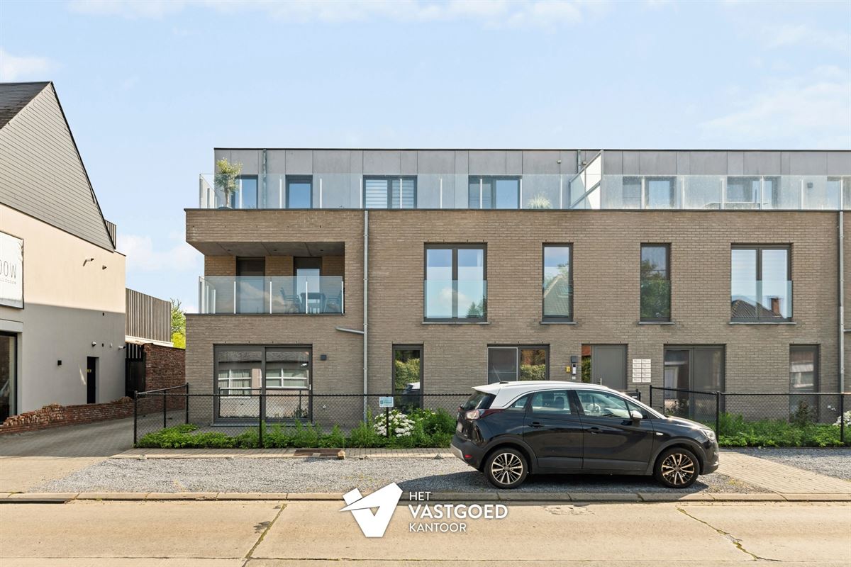 RECENT APPARTEMENT (87M²) MET 2 SLAAPKAMERS, TERRAS, GARAGE MET APARTE BERGING EN CARPORT TE HULSHOUT