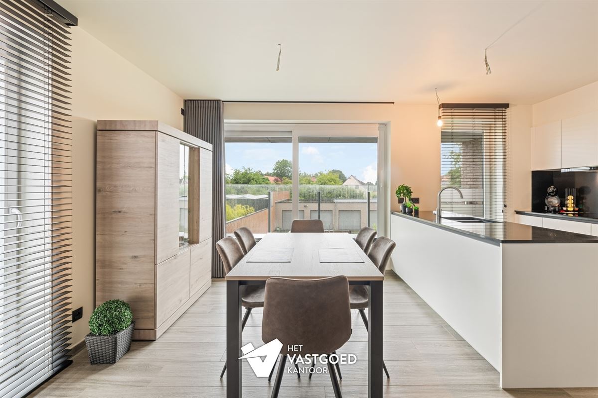 RECENT APPARTEMENT (87M²) MET 2 SLAAPKAMERS, TERRAS, GARAGE MET APARTE BERGING EN CARPORT TE HULSHOUT