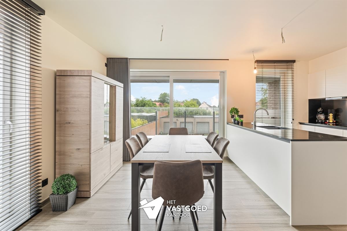 RECENT APPARTEMENT (87M²) MET 2 SLAAPKAMERS, TERRAS, GARAGE MET APARTE BERGING EN CARPORT TE HULSHOUT
